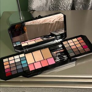 Victoria's Secret Vibrant Make Up Palette